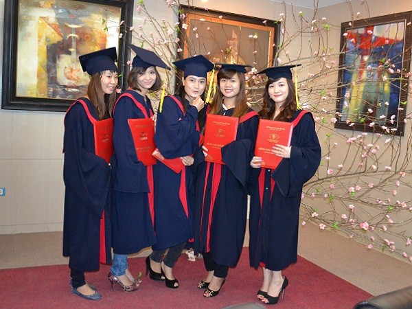 Những sinh viên khóa 1 của ĐH Nguyễn Trãi vui mừng nhận bằng tốt nghiệp
